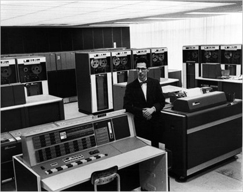 https://s7d8.turboimg.net/sp/42d1e0c3a8847f2206df847f8d6ecbdc/2Corbato-with-computer-in-1965.jpg
