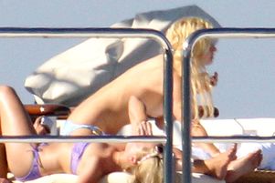 Paris Hilton... Boobs Pussy No Panties-16wfv6r5cg.jpg