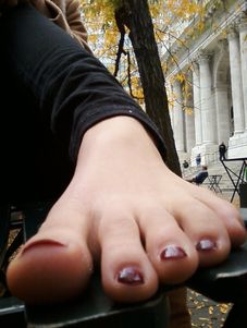 2 Girl Feet in the Park (x114)-h6wgfeucxi.jpg