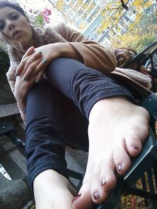 2 Girl Feet in the Park (x114)-76wgfexet7.jpg