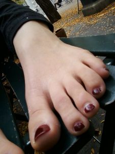 2 Girl Feet in the Park (x114)m6wgffd3og.jpg