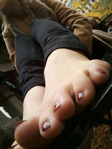 2 Girl Feet in the Park (x114)-o6wgffff4d.jpg