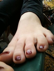 2 Girl Feet in the Park (x114)p6wgffj3g2.jpg