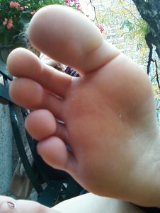 2-Girl-Feet-in-the-Park-%28x114%29-26wgfgubm0.jpg