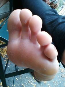 2-Girl-Feet-in-the-Park-%28x114%29-r6wgfhdhyh.jpg