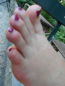 2-Girl-Feet-in-the-Park-%28x114%29-v6wgfh1xxt.jpg