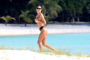 Emily Ratajkowski â€“ Bikini & Topless Candids in Cancun26w59dpuqm.jpg