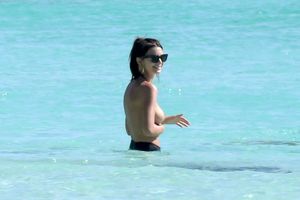 Emily Ratajkowski â€“ Bikini & Topless Candids in Cancun-b6w59dt5by.jpg
