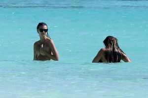 Emily Ratajkowski â€“ Bikini & Topless Candids in Cancun-x6w59dvnl7.jpg