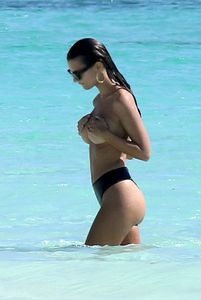 Emily Ratajkowski â€“ Bikini & Topless Candids in Cancun-46w59eay6z.jpg