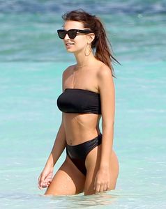Emily Ratajkowski â€“ Bikini & Topless Candids in Cancun-e6w59ed4xg.jpg