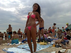 On vacation with her mother at Mamaia Beach x30-d6wmjdxfsi.jpg