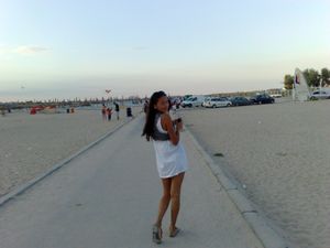 On-vacation-with-her-mother-at-Mamaia-Beach-x30-l6wmjebxhb.jpg