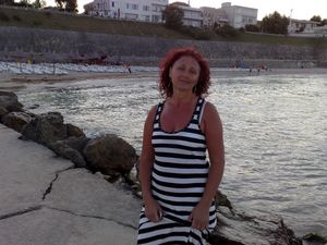 On-vacation-with-her-mother-at-Mamaia-Beach-x30-j6wmje1yp3.jpg