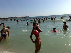 On vacation with her mother at Mamaia Beach x30-r6wmje3kkl.jpg