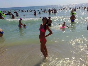 On vacation with her mother at Mamaia Beach x30-b6wmje4ko2.jpg