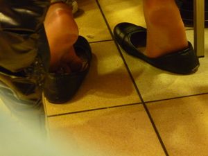 Girls-Feet-in-Paris-%28libraries%2C-parks%2C-restaurants...%29-b7hccrrrx3.jpg