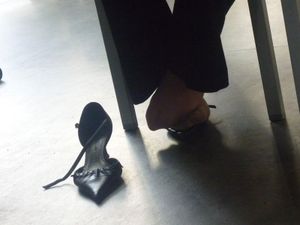Girls Feet in Paris (libraries, parks, restaurants...)-27hccrvyza.jpg