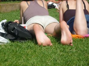 Girls-Feet-in-Paris-%28libraries%2C-parks%2C-restaurants...%29-t7hccttwag.jpg