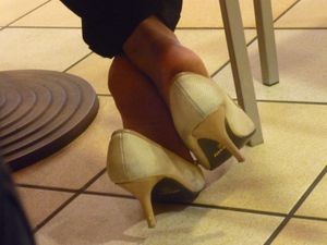 Girls-Feet-in-Paris-%28libraries%2C-parks%2C-restaurants...%29-m7hccvqmki.jpg
