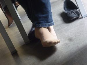 Girls Feet in Paris (libraries, parks, restaurants...)-27hccwg6bl.jpg