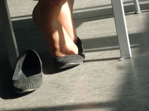 Girls Feet in Paris (libraries, parks, restaurants...)-x7hccw6aak.jpg