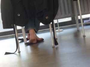 Girls Feet in Paris (libraries, parks, restaurants...)-s7hccxfgla.jpg