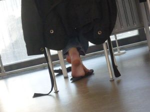Girls Feet in Paris (libraries, parks, restaurants...)-v7hccxhcco.jpg