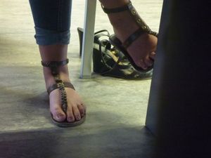 Girls Feet in Paris (libraries, parks, restaurants...)-i7hccx33jy.jpg